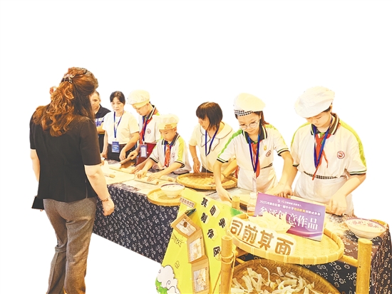 司前鎮(zhèn)石步小學(xué)學(xué)生正“沉浸式”體驗(yàn)非遺“司前其面食俗”，打造獨(dú)具匠心的勞動(dòng)課程。