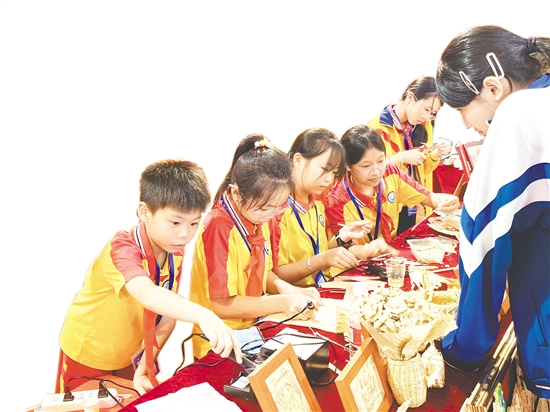 大澤鎮(zhèn)呂金銓學(xué)校開設(shè)葵藝課程，教授學(xué)生葵藝知識(shí)和烙畫技能。