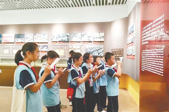 學(xué)校組織學(xué)生參觀博物館，開展紅色文化教育。