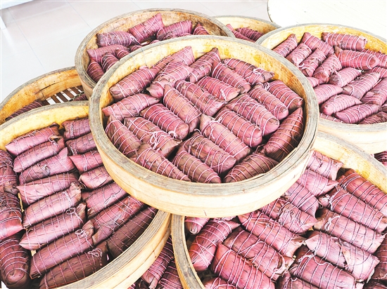 文龍?zhí)鹌肤兆拥曛谱鞯蔫潘疹仾?dú)特，粽葉呈現(xiàn)紫紅色。