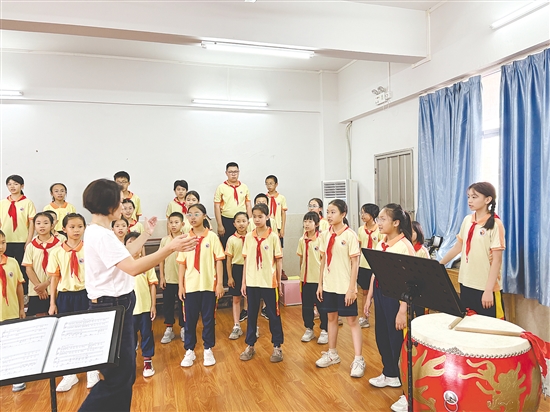 每個(gè)學(xué)期，沙坪街道第七小學(xué)都會(huì)制定教學(xué)計(jì)劃，結(jié)合學(xué)生實(shí)際情況選取訓(xùn)練曲目，以循序漸進(jìn)的模式開(kāi)展合唱教學(xué)。