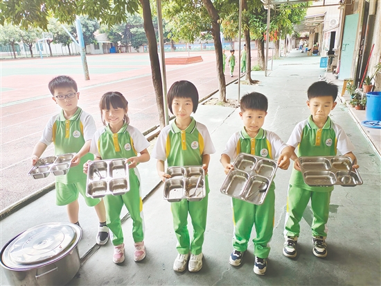 沙坪街道第三小學(xué)舉辦“光盤行動”主題活動，學(xué)生展示“光盤”成果。