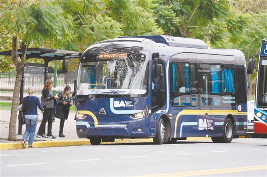 乘客在阿根廷布宜諾斯艾利斯街頭登上中國生產(chǎn)的電動公交車。新華社發(fā)