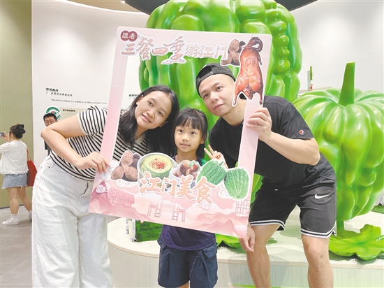 尋味體驗團成員在杜阮涼瓜博覽館打卡。