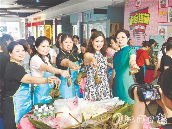 恩平市舉辦慈善包粽活動(dòng)，這是這座“感恩之城”一年一度的溫情盛會(huì)。
