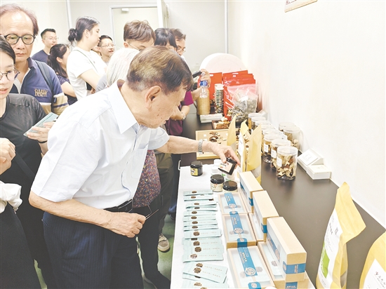 香港客人參觀江門市新會陳皮研究院。
