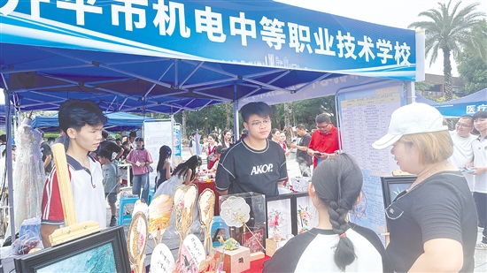 活動現(xiàn)場設(shè)置的院校展示區(qū)，吸引了許多家長學(xué)生前來觀看。