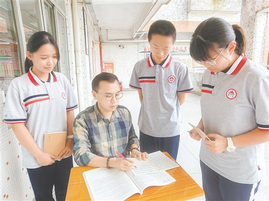 江門市第一中學(xué)景賢學(xué)校躍進(jìn)路校區(qū)學(xué)生認(rèn)真向老師請(qǐng)教。