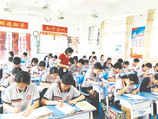 江門市棠下初級(jí)中學(xué)學(xué)生在專心備考。