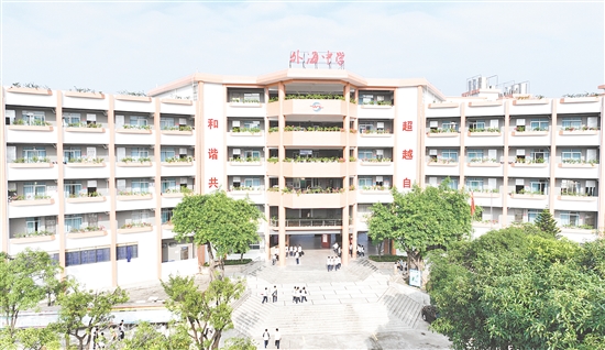 邑大附中1號樓翻新后，嶄新的墻面色彩明亮，給人煥然一新的感覺。