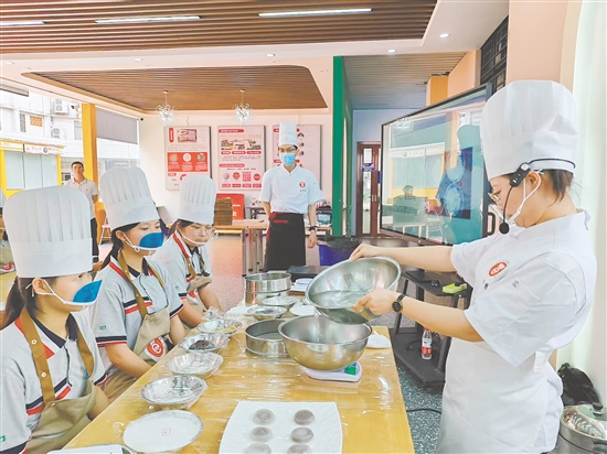 中小學(xué)生走進(jìn)中職學(xué)校學(xué)習(xí)技能。