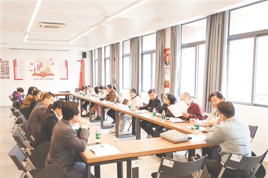 教研會(huì)議，教師們認(rèn)真研討。