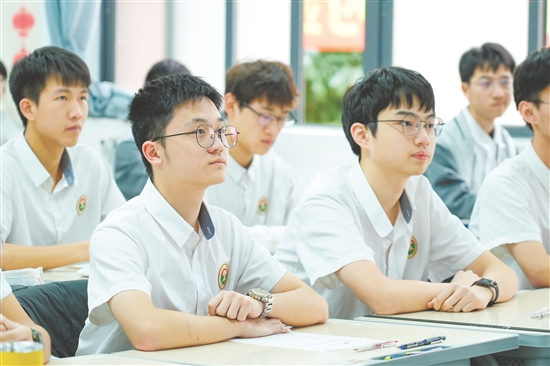 學(xué)生精神抖擻。