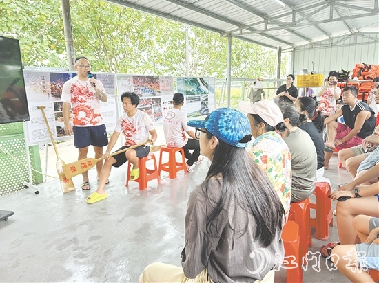 禮樂中正坊教練對新市民進行龍舟基本培訓。