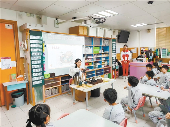江門幼專學(xué)子為澳門小朋友表演茶藝。