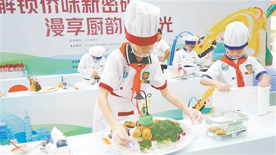 同學(xué)們做飯菜做得有模有樣。