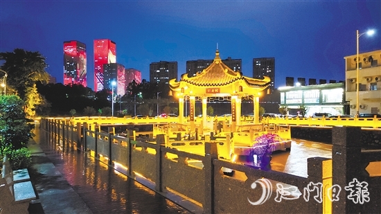 篁莊社區(qū)積極修繕活化老舊建筑，以文明實(shí)踐夯實(shí)民生基礎(chǔ)。圖為“仁壽閣”親水涼亭夜景。