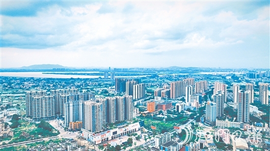 鶴山市將全國文明城市創(chuàng)建與省“百千萬工程”典型縣建設(shè)緊密結(jié)合、協(xié)同推進(jìn)，著力推進(jìn)城鄉(xiāng)區(qū)域協(xié)調(diào)發(fā)展。圖為鶴山城區(qū)新貌。