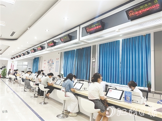 鶴山市行政服務(wù)中心以文明城市創(chuàng)建工作為抓手，推出一系列便民舉措，助力打造優(yōu)質(zhì)營(yíng)造環(huán)境。