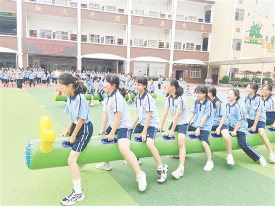 各班參賽學(xué)生以腿為槳、以手為舵，配合默契、奮勇向前。