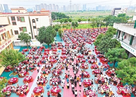 蓬江區(qū)棠下鎮(zhèn)大林村吃龍船飯，親朋好友共敘鄉(xiāng)情賀端午。郭永樂攝
