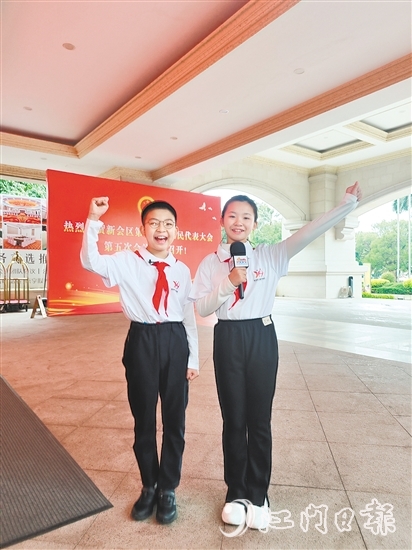 新會(huì)兒童觀察團(tuán)成員走進(jìn)兩會(huì)，參與報(bào)道。