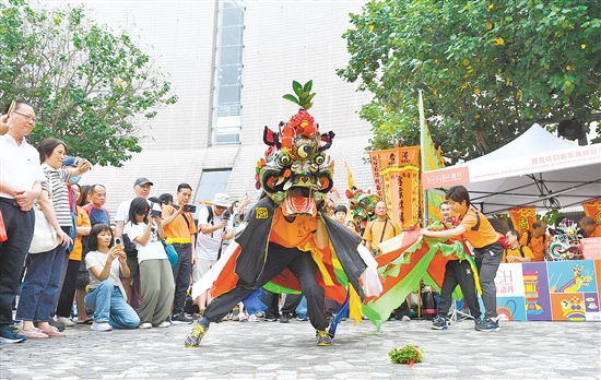 演員在香港舉行的“非遺嘉年華”上表演西貢坑口客家舞麒麟。新華社發(fā)