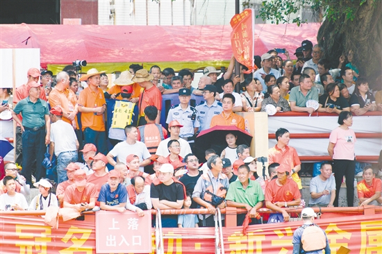 →公安機關(guān)加強重點區(qū)域的巡防管控。
