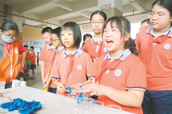 紫茶學(xué)子體驗(yàn)科學(xué)小游戲。