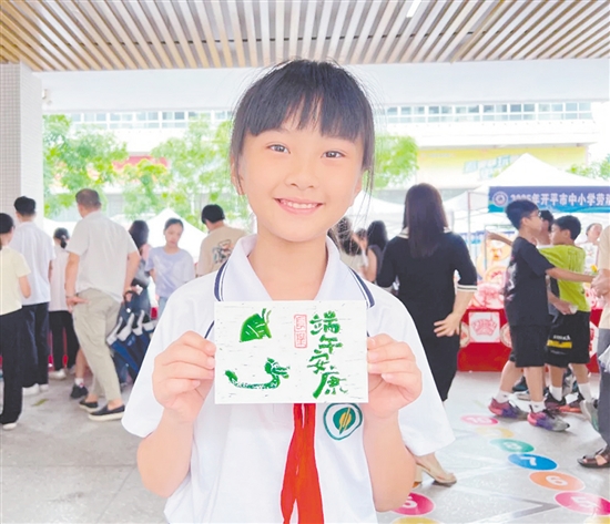 學(xué)生展示手工制作品。
