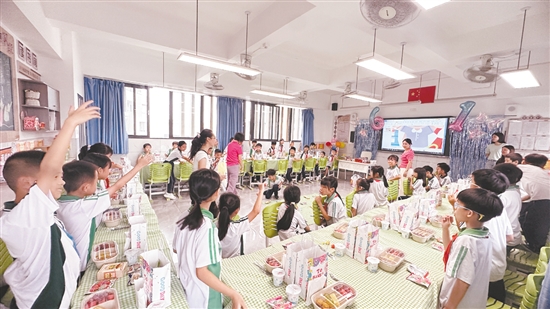 學生們參加家委會組織的班級趣味活動慶祝節(jié)日。