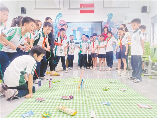 開平市風采實驗學校學生歡樂地玩套圈游戲。