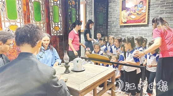 外海街道攜手江門幼師，打造“行走的思政課”，帶領(lǐng)青少年體悟革命先輩的精神。