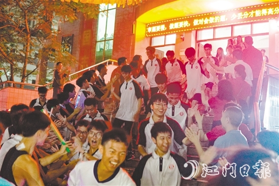 高一高二學(xué)生齊聚校道兩旁，為即將高考的高三學(xué)長學(xué)姐送上祝福。