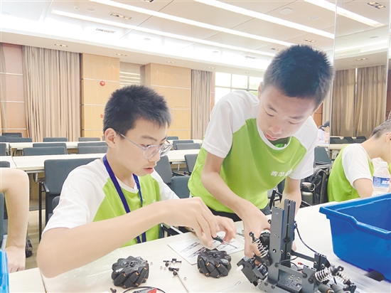 學員在北京體驗組裝機器人。