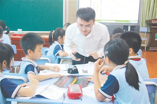 學(xué)校通過專家講學(xué)、教師培訓(xùn)、公開課研討、“青藍工程”等多元路徑，為教師搭建成長平臺。