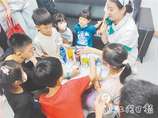 醫(yī)護(hù)人員針對(duì)常見的飲食誤區(qū)進(jìn)行科普。