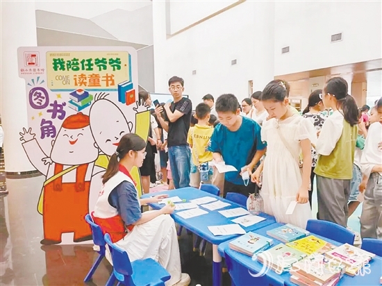 在鶴山市圖書館，小朋友參加游園會。