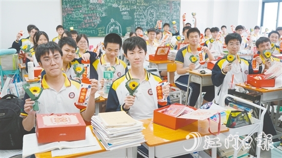 江門一中高三（13）班班主任和家委給同學(xué)們準(zhǔn)備了“高考加油包”。