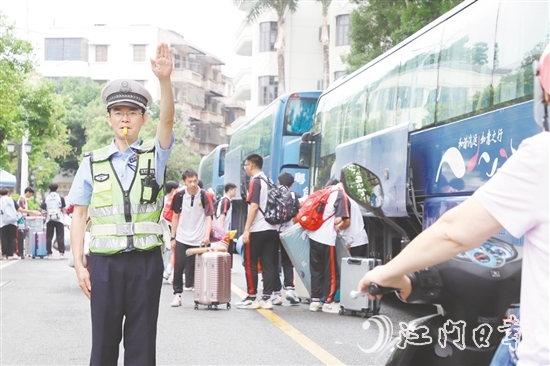 臺山交警護(hù)送高考考生。臺山公安供圖