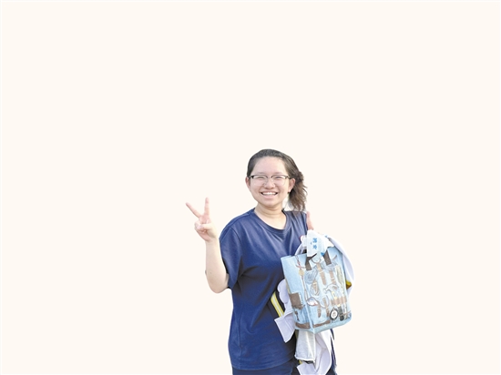 昨日下午數(shù)學(xué)考試結(jié)束，在江門一中考點(diǎn)，一位考生笑容滿面地走出考場。