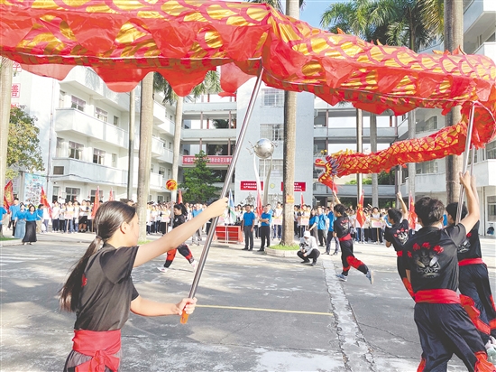 恩平僑中學(xué)弟學(xué)妹舞獅舞龍為高三學(xué)生送考。