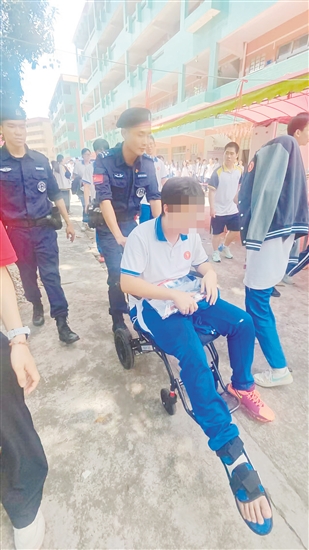 棠下中學(xué)考點(diǎn)一名考生行動不便，民警立即響應(yīng)一路護(hù)送考生，成為考生的可靠“拐杖”。