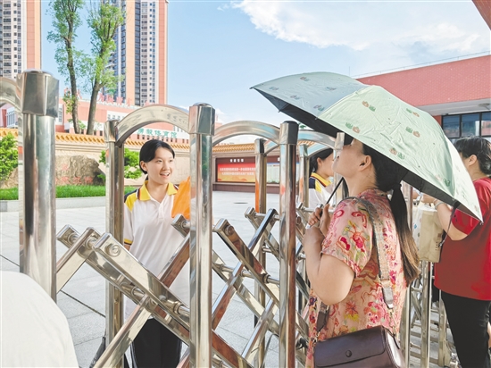 不少家長為孩子送來“愛心餐”。