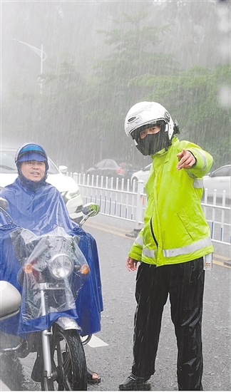 交警全程不撐傘，在大雨中維持交通。