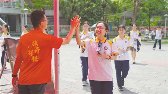 江門一中考點(diǎn)，考生們步伐堅(jiān)定地走進(jìn)考場。