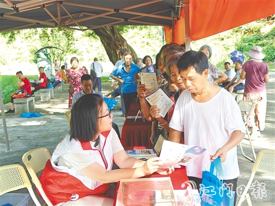 工作人員向市民宣傳新修訂的檔案法，普及家庭檔案建檔知識。