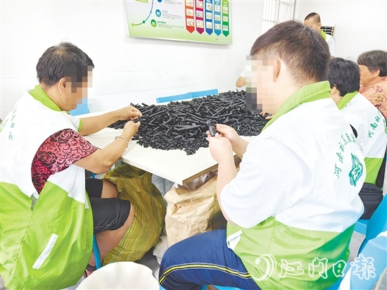 在恩平市殘聯(lián)的大力支持下，“天使助殘”殘疾人手工坊拓寬輔助就業(yè)渠道，幫助更多殘疾人就業(yè)增收。