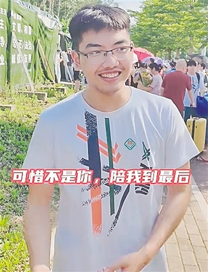 李冠宏在投入地演唱。視頻截圖