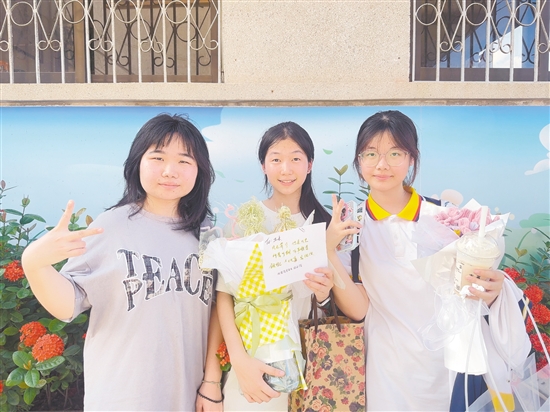 禮樂中學(xué)考生收到好室友親手制作的花束，一起慶祝高考順利結(jié)束。